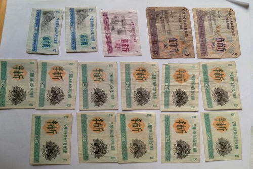 一位来自宁夏中卫市的施老师，有一些藏品和很好的老物件，急需找到爱好的收藏家，有意者请联系我。目前藏友老师比较着急，只要您是真心诚意想要收藏，一切好商量