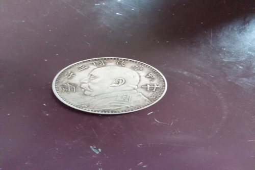 一位来自四川省广元市的冉老师，有一些藏品和老物件，急需出手，有意者联系，价格好商量。