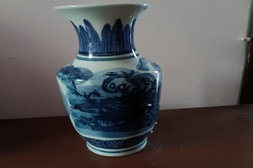 一位来自四川省的刘老师，有一些藏品和老物件，急需出手，有有意者联系，价格好商量。