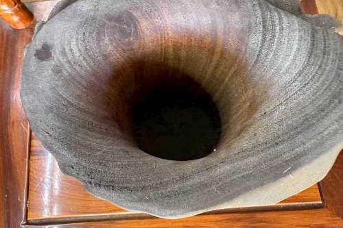 一位来自香港九龍的吴老师，有一些藏品和老物件，急需出手，有意者联系，价格好商量。