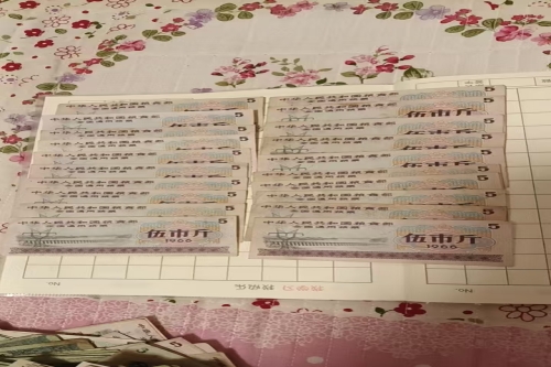 一位来自辽宁省大连市的李老师，有一些藏品和很好的老物件，急需找到爱好的收藏家，有意者请联系我。目前藏友老师比较着急，只要您是真心诚意想要收藏，一切好商量。