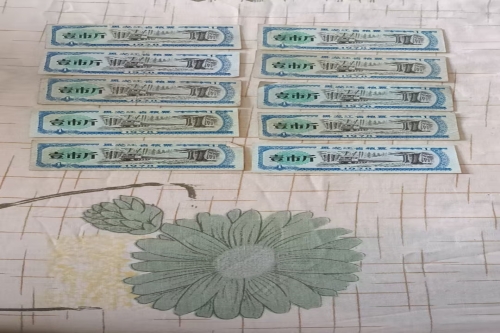 一位来自黑龙江省牡丹江的杜老师，有一些藏品和老物件，急需出手，有意者联系，价格好商量。