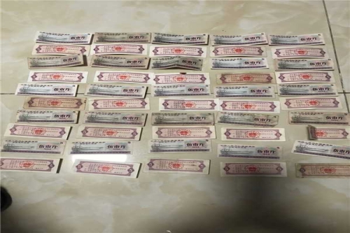 一位来自广东省东莞市的李老师，有一些藏品和很好的老物件，急需找到爱好的收藏家，有意者请联系我。目前藏友老师比较着急，只要您是真心诚意想要收藏，一切好商量。