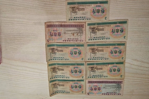 一位来自山西省长治市的方老师，有一些藏品和老物件，急需出手，有意者联系，价格好商量。