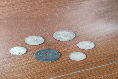 一位来自浙江省加兴地区平湖市的陶老师，有一些藏品和很好的老物件，急需找到爱好的收藏家，有意者请联系我。目前藏友老师比较着急，只要您是真心诚意想要收藏，一切好商量。