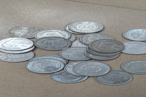 一位来自广西玉林的党老师，有一些藏品和很好的老物件，急需找到爱好的收藏家，有意者请联系我。目前藏友老师比较着急，只要您是真心诚意想要收藏，一切好商量。