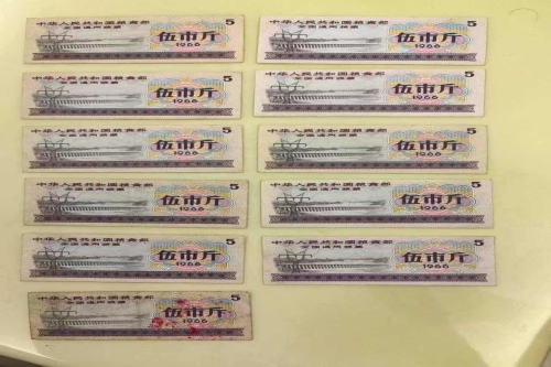 一位来自海南省文昌市的葛老师，有一些藏品和老物件，急需出手，有意者联系，价格好商量。