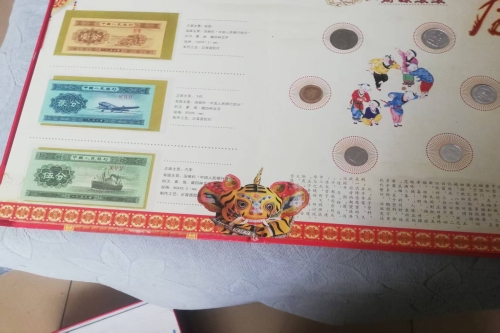 一位来自的山东省莒县的许老师，有一些藏品和很好的老物件，急需找到爱好的收藏家，有意者请联系我。目前藏友老师比较着急，只要您是真心诚意想要收藏，一切好商量。