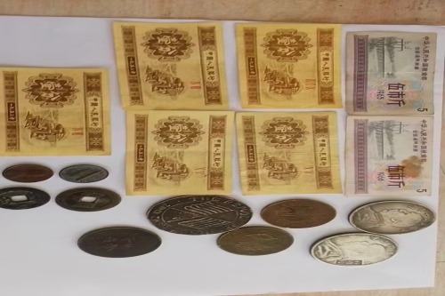 一位来自河北省廊坊市的逯老师，有一些藏品和老物件，急需出手，有意者联系，价格好商量。