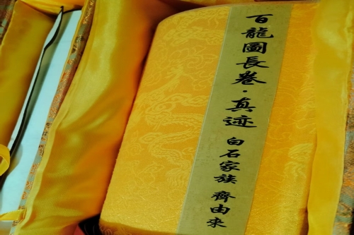 一位来住上海市浦东新区的张老师，有一些藏品和老物件，急需出手，有意者联系，价格好商量。👍