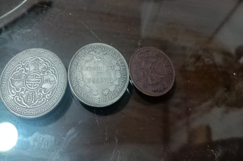 一位来广州市荔湾区的张老师，有一些藏品和老物件，急需出手，有意者联系，价格好商量。