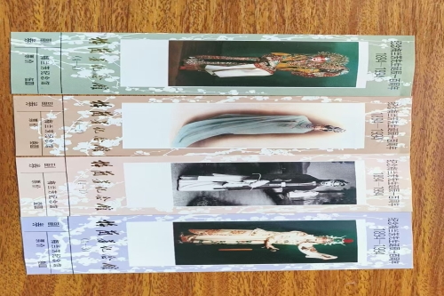 一位来住北京市大兴区的何老师，有一些藏品和老物件，急需出手，有意者联系，价格好商量。