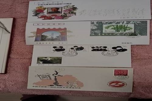 一位来自湖北省武汉市的邵老师，有一些藏品和老物件，急需出手，有意者联系，价格好商量。