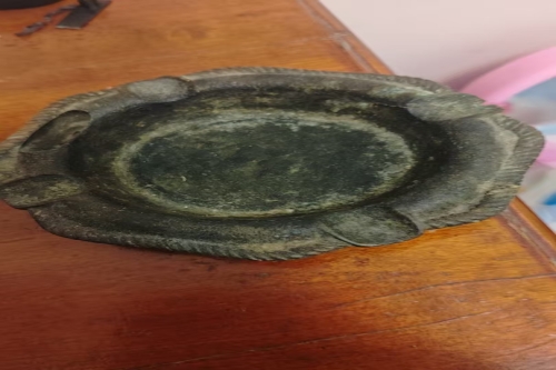 一位来自湖北省恩施的潘老师，有一些藏品和老物件，急需出手，有意者联系，价格好商量。