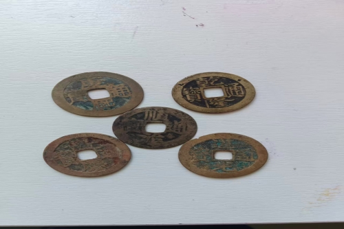  一位来自河南省焦作市的苏老师，有一些藏品和老物件，急需出手，有意者联系，价格好商量。