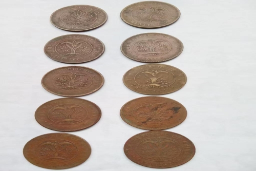 一位来自湖南省的唐老师，有一些藏品和老物件，急需出手，有意者联系，价格好商量。