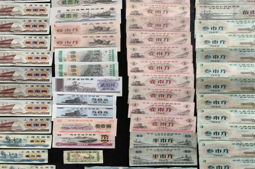 一位来住上海市嘉定区的张老师，有一些藏品和老物件，急需出手，有意者联系，价格好商量。👍