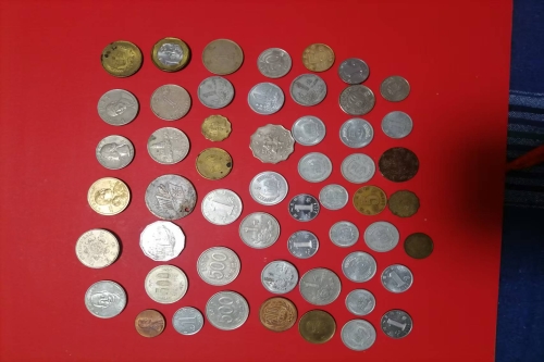 一位来住陕西省西安市的张老师，有一些藏品和老物件，急需出手，有意者联系，价格好商量。👍