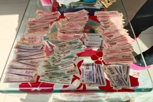 一位来自安徽省黄山市的李老师，有一些藏品和很好的老物件，急需找到爱好的收藏家，有意者请联系我。目前藏友老师比较着急，只要您是真心诚意想要收藏，一切好商量。