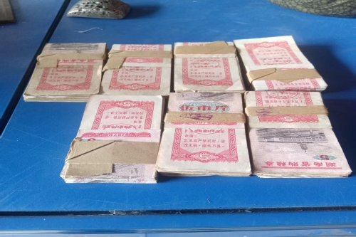 一位来自广西贵港的李老师，有一些藏品和老物件，急需出手，有意者联系，价格好商量。