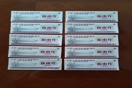 一位来住河北省沧州市的张老师，有一些藏品和老物件，急需出手，有意者联系，价格好商量。