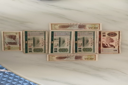 一位来住北京市大兴区的何老师，有一些藏品和老物件，急需出手，有意者联系，价格好商量。。