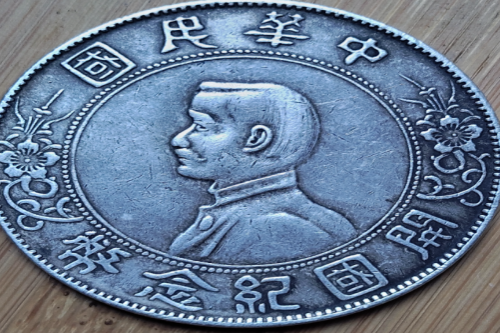 一位来自广西省的廖老师，有一些藏品和老物件，急需出手，有意者联系，价格好商量。