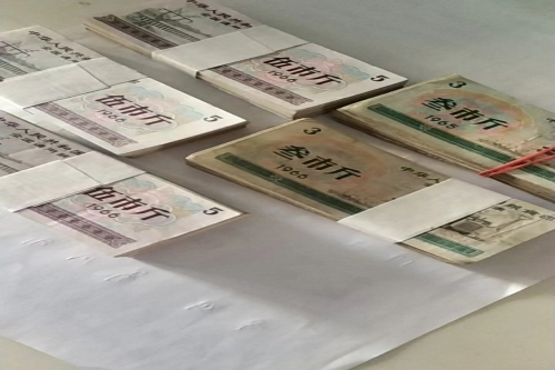 一位来自辽宁省的老师，有一些藏品和很好的老物件，急需找到爱好的收藏家，有意者请联系我。目前藏友老师比较着急，只要您是真心诚意想要收藏，一切好商量。