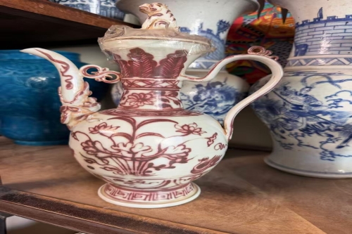 一位来住山东省济南市的张老师，有一些藏品和老物件，急需出手，有意者联系，价格好商量。