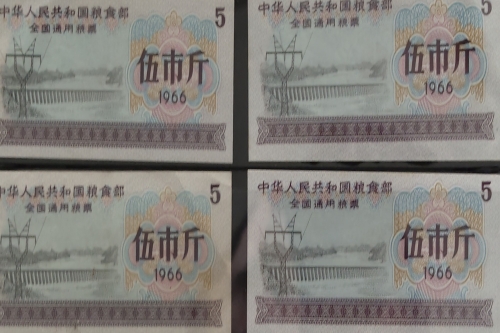 一位来自的上海市静安区的潘老师，有一些藏品和很好的老物件，急需找到爱好的收藏家，有意者请联系我。目前藏友老师比较着急，只要您是真心诚意想要收藏，一切好商量。