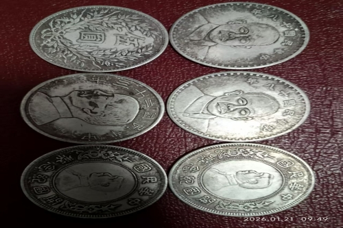 一位来自新疆库尔勒巴州的兰老师，有一些藏品和老物件，急需出手，有意者联系，价格好商量。