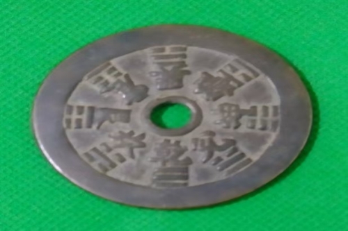 一位来自福建省三明市尤溪县的易老师，有一些藏品和很好的老物件，急需找到爱好的收藏家，有意者请联系我。目前藏友老师比较着急，只要您是真心诚意想要收藏，一切好商量。