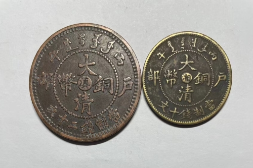 一位来自安徽省的杨老师，有一些藏品和老物件，急需出手，有意者联系，价格好商量。