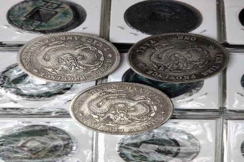 一位来自广西省监桂市的金老师，有一些藏品和老物件，急需出手，有意者联系，价格好商量。