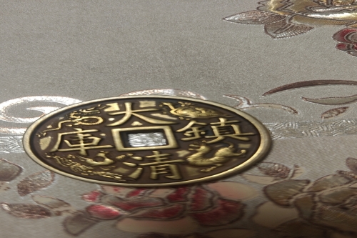 一位来自湖北省宜昌市的周老师，有一些藏品和很好的老物件，急需找到爱好的收藏家，有意者请联系我。目前藏友老师比较着急，只要您是真心诚意想要收藏，一切好商量。