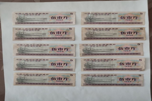  一位来自北京市朝阳区的李老师，有一些藏品和老物件，急需出手，有意者联系，价格好商量。