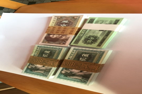 一位来自广东省清远市的苏老师，有一些藏品和老物件，急需出手，有意者联系，价格好商量。