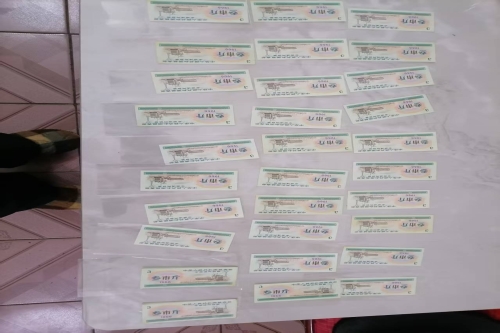 一位来自湖南省的邓老师，有一些藏品和老物件，急需出手，有意者联系，价格好商量。