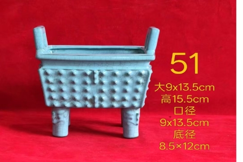 一位来自泰国的李老师，有一些藏品和老物件，急需出手，有有意者联系，价格好商量。