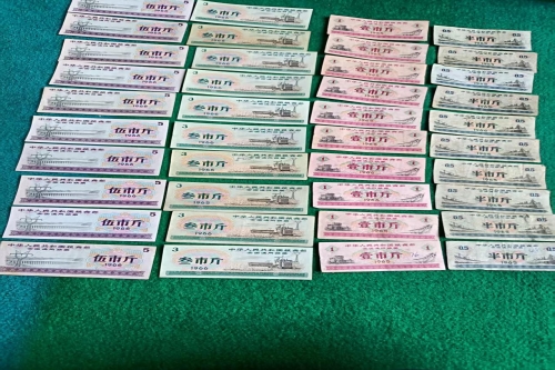 一位来自河北省的王老师，有一些藏品和老物件，急需出手，有意者联系，价格好商量。