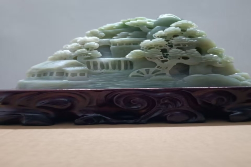  一位来自广东省的刘老师，有一些藏品和老物件，急需出手，有意者联系，价格好商量。