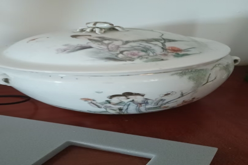  一位来自江苏省扬州市的张老师，有一些藏品和老物件，急需出手，有意者联系，价格好商量。