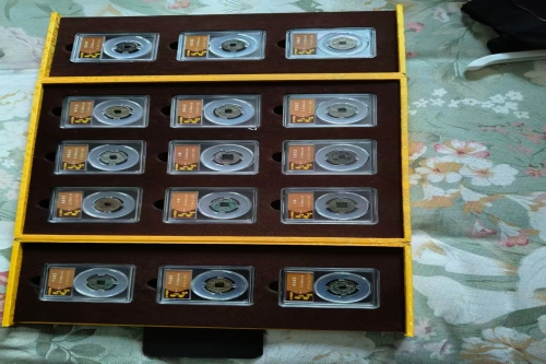 一位来自江苏省镇江市的向老师，有一些藏品和很好的老物件，急需找到爱好的收藏家，有意者请联系我。目前藏友老师比较着急，只要您是真心诚意想要收藏，一切好商量。
