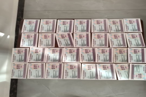 一位来自甘肃省的曹老师，有一些藏品和老物件，急需出手，有意者联系，价格好商量。