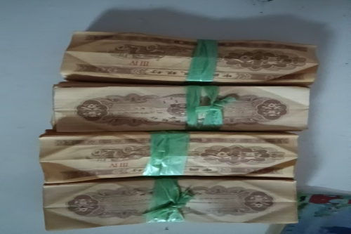 一位来江西省武宁县的徐老师，有一些藏品和老物件，急需出手，有意者联系，价格好商量。