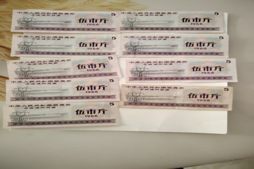 一位来自安微省蚌埠市的沈老师，有一些藏品和老物件，急需出手，有意者联系，价格好商量。