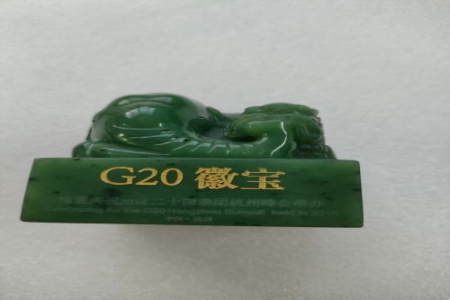 一位来自湖南省岳阳市的陈老师，有一些藏品和老物件，急需出手，有意者联系，价格好商量。