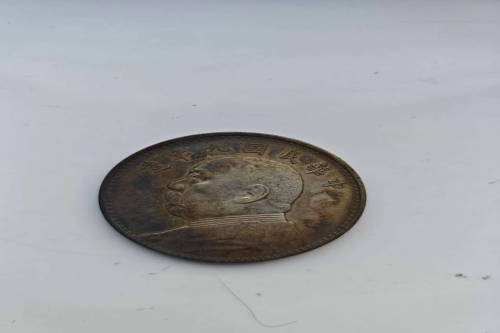 一位来住陕西省西安市的周老师，有一些藏品和老物件，急需出手，有意者联系，价格好商量。