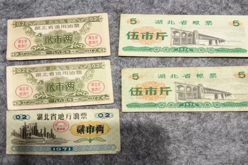 一位来自湖北省恩施市的张老师，有一些藏品和很好的老物件，急需找到爱好的收藏家，有意者请联系我。目前藏友老师比较着急，只要您是真心诚意想要收藏，一切好商量。