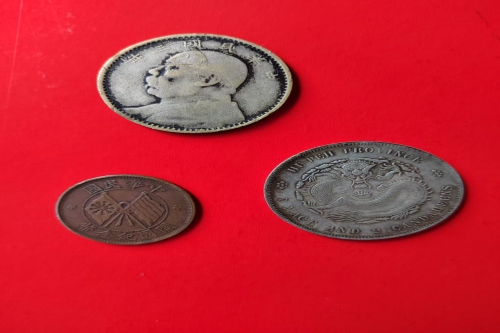 一位来自江西省上饶市的余老师，有一些藏品和很好的老物件，急需找到爱好的收藏家，有意者请联系我。目前藏友老师比较着急，只要您是真心诚意想要收藏，一切好商量。